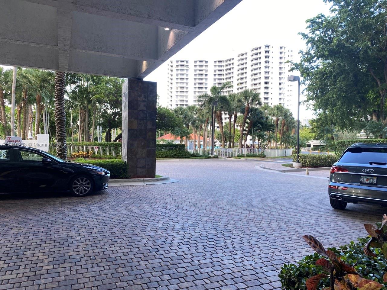 PARC CENTRAL AVENTURA SOU - Residential Lease