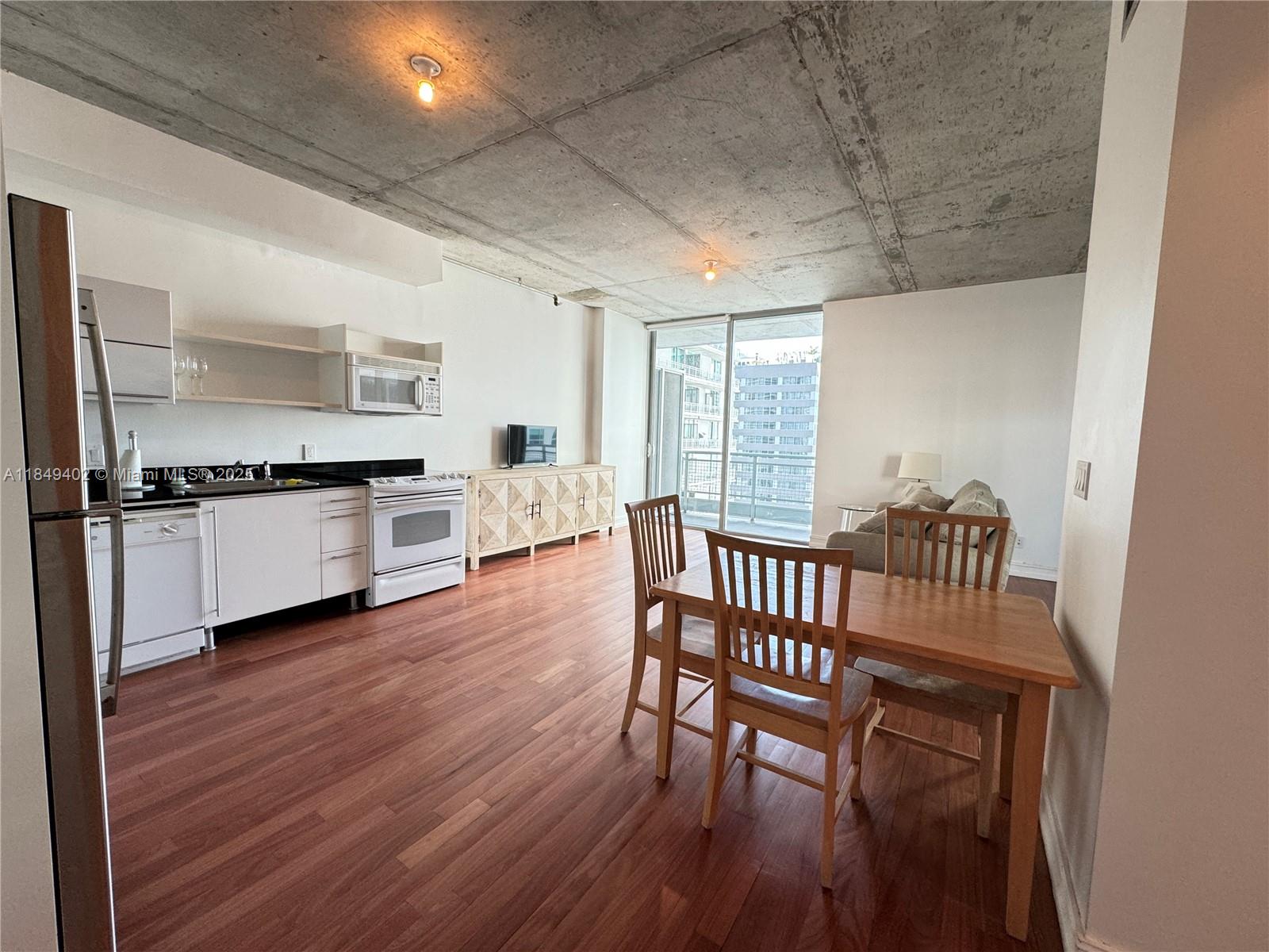 Spacious Studio in Neo Vertika. Industrial architecture on the water right in the heart of Brickell.
Walking distance to Brickell City Centre and hundreds of places of interest. Landlord will pay required deposit to association to lower tenants out-of-pocket.