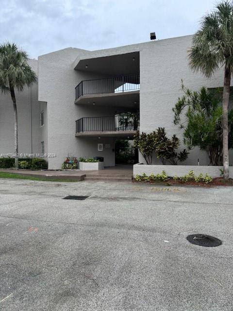 INVESTORS!! This spacious 3/2 unit is perfect for investors looking to add to their portfolio. OK to lease right away. Minor improvements could generate $2500- monthly rent and possibly more. Priced accordingly and easy to show. SELLER WILLING TO HELP WITH CLOSING COSTS!