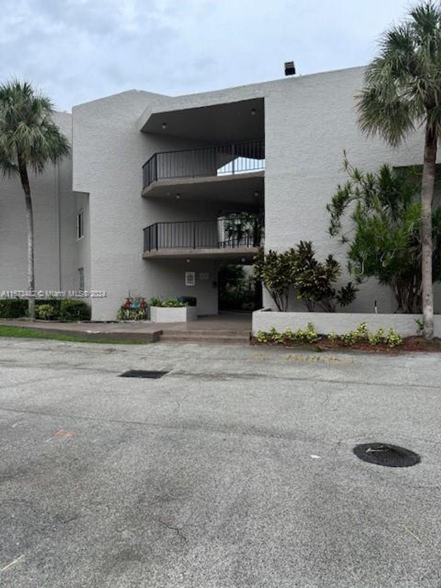INVESTORS!! This spacious 3/2 unit is perfect for investors looking to add to their portfolio. OK to lease right away. Minor improvements could generate $2500- monthly rent and possibly more. Priced accordingly and easy to show. SELLER WILLING TO HELP WITH CLOSING COSTS!