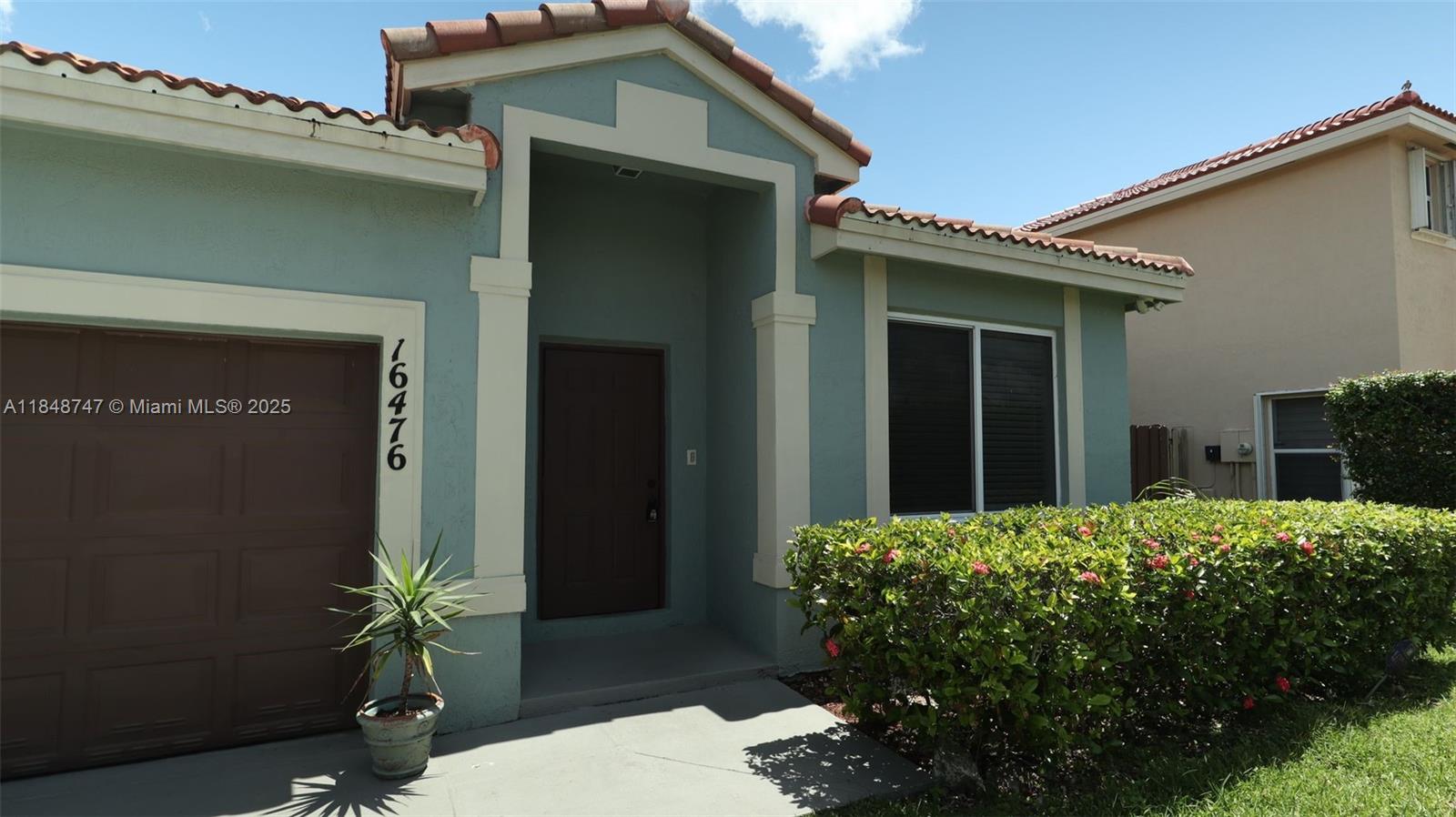 PLEASE CALL CHANEL MUNOZ FOR SHOWINGS OR INFORMATION 407-989-2021 OR EMAIL A.CHANELMUNOZ@GMAIL.COM . DO NOT CALL LISTING AGENT
TENANT IN PLACE BUT EASY FOR SHOWINGS. AVAILABLE SEPT. 1, 2025.
