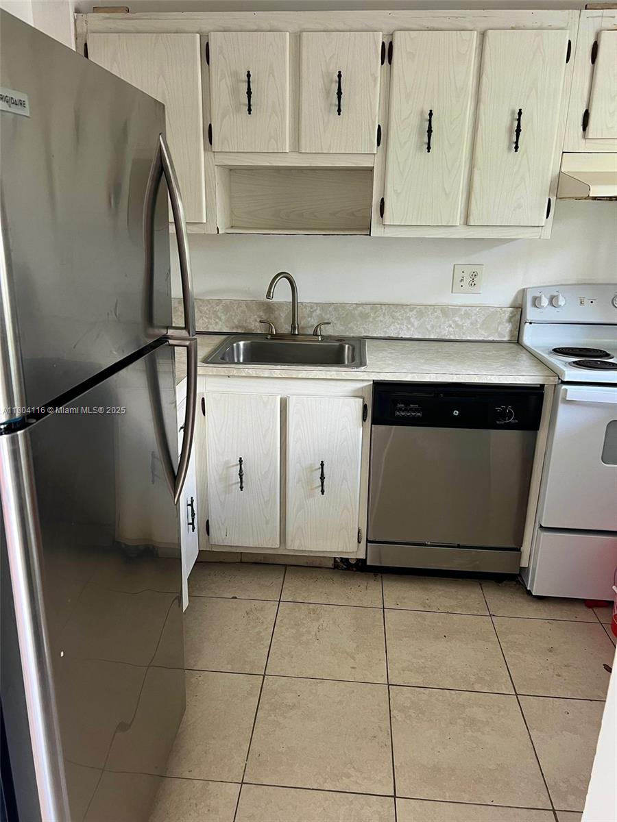 PARKSIDE TOWERS CONDO - Residential Lease