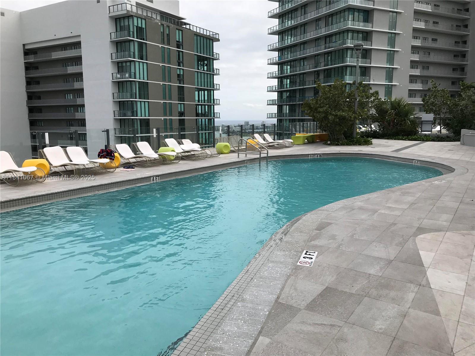 FURNISHED 1 Bedroom + Den | 1.5 Baths
Beautiful 20th-floor residence with stunning Miami skyline and partial Biscayne Bay views. Features porcelain floors throughout (no carpet), modern open kitchen with top-of-the-line Bosch appliances and in-unit washer & dryer. The primary bedroom offers two custom California walk-in closets, plus an additional built-in closet. Hunter Douglas window treatments provide a refined finish. Amenities include: rooftop pool (46th floor), sunset pool, tennis court, BBQ area, fitness center, spa, media room, children’s playroom, 24-hour concierge, valet, and access to Paraiso’s private beach club.
1 assigned parking space included. No pets, no smokers. 1-year lease minimum. Text listing agent for showings.