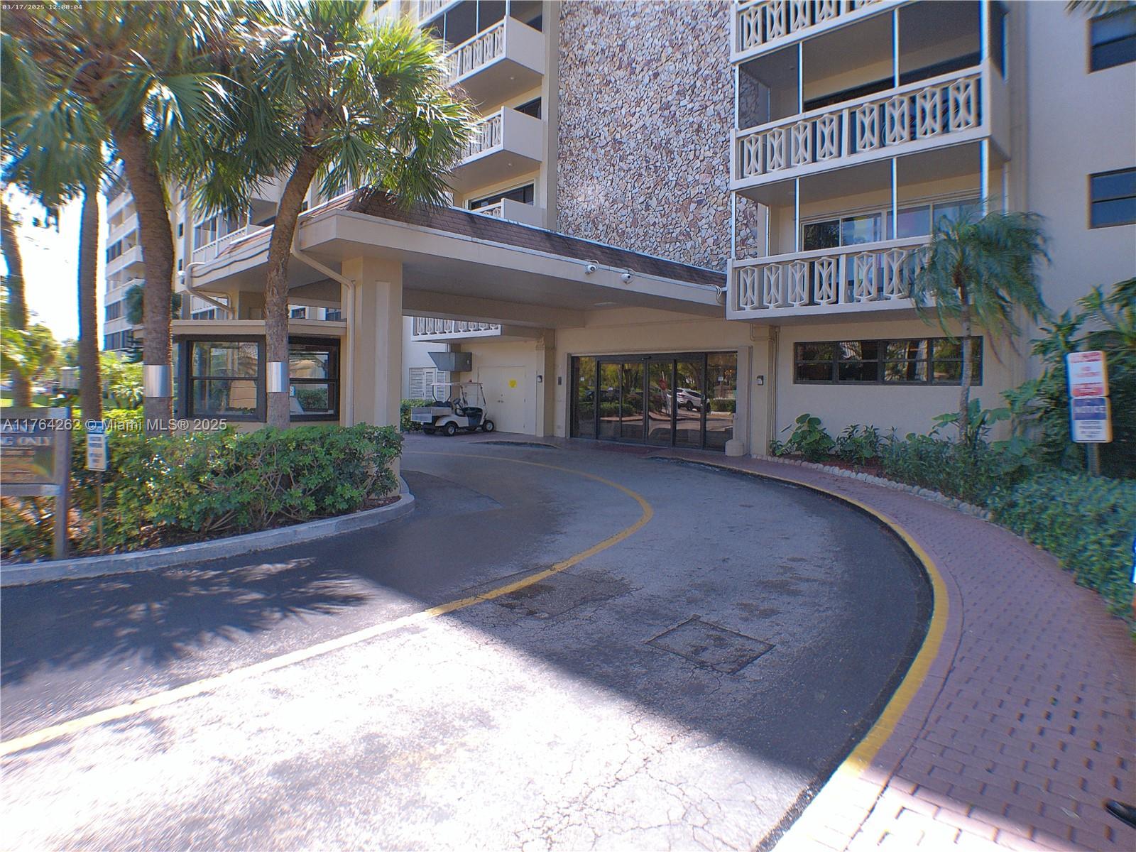 800 Ne 195th St 419, Miami, Broward County, Florida - 3 Bedrooms  
2 Bathrooms - 