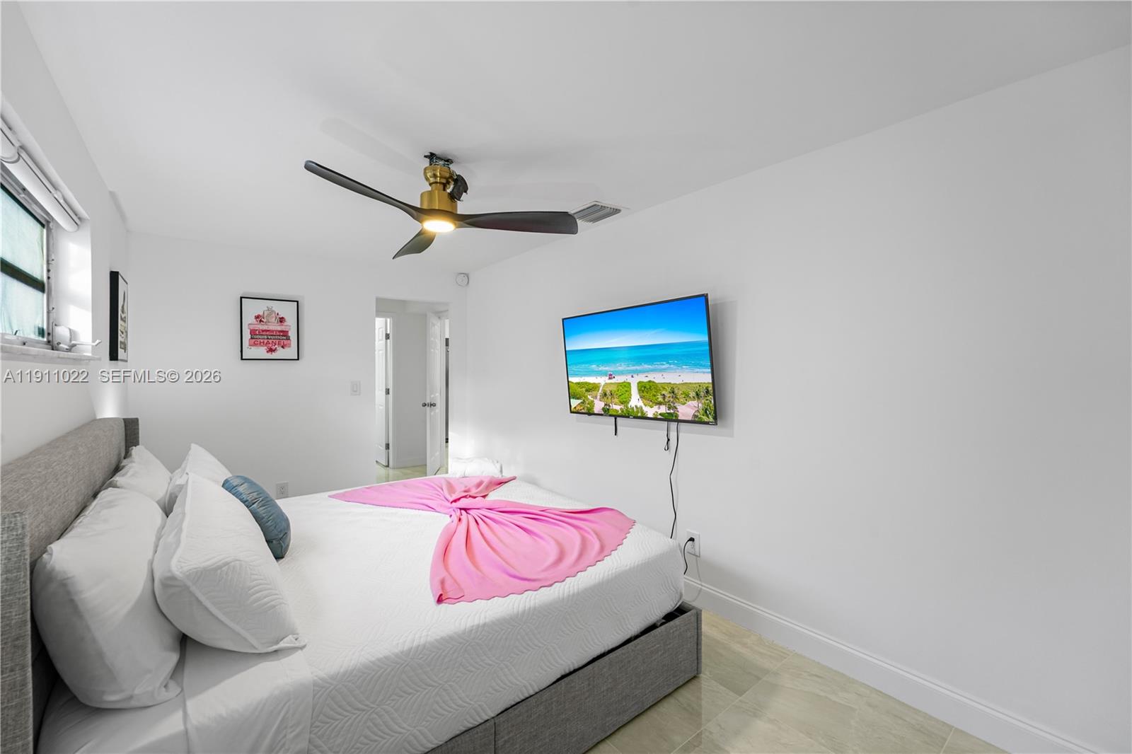 HOLLYWOOD LITTLE RANCHES - Residential