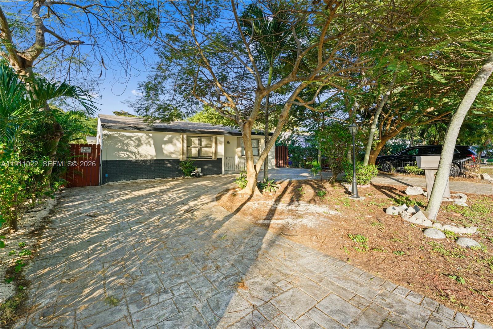 HOLLYWOOD LITTLE RANCHES - Residential