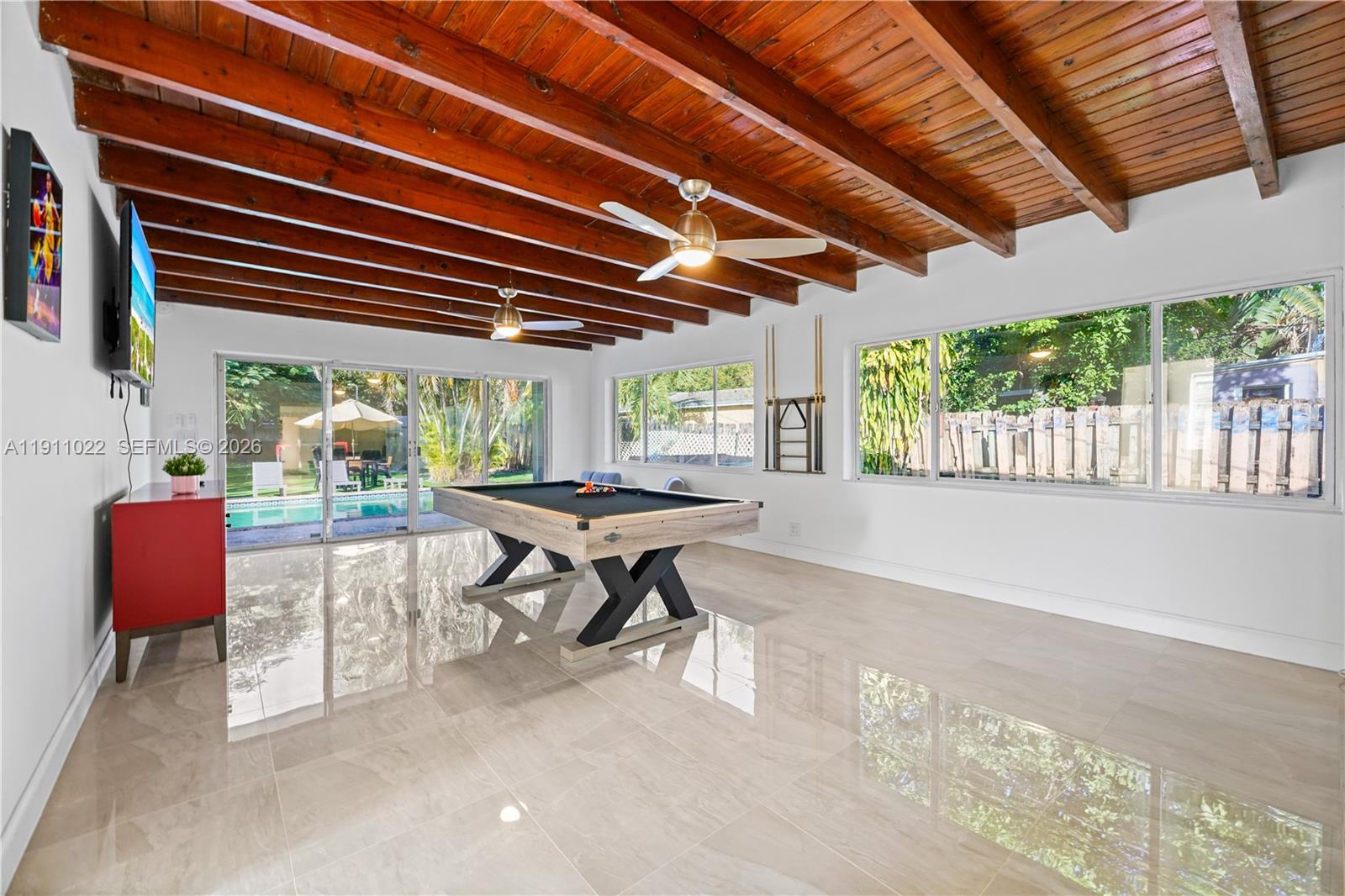 HOLLYWOOD LITTLE RANCHES - Residential