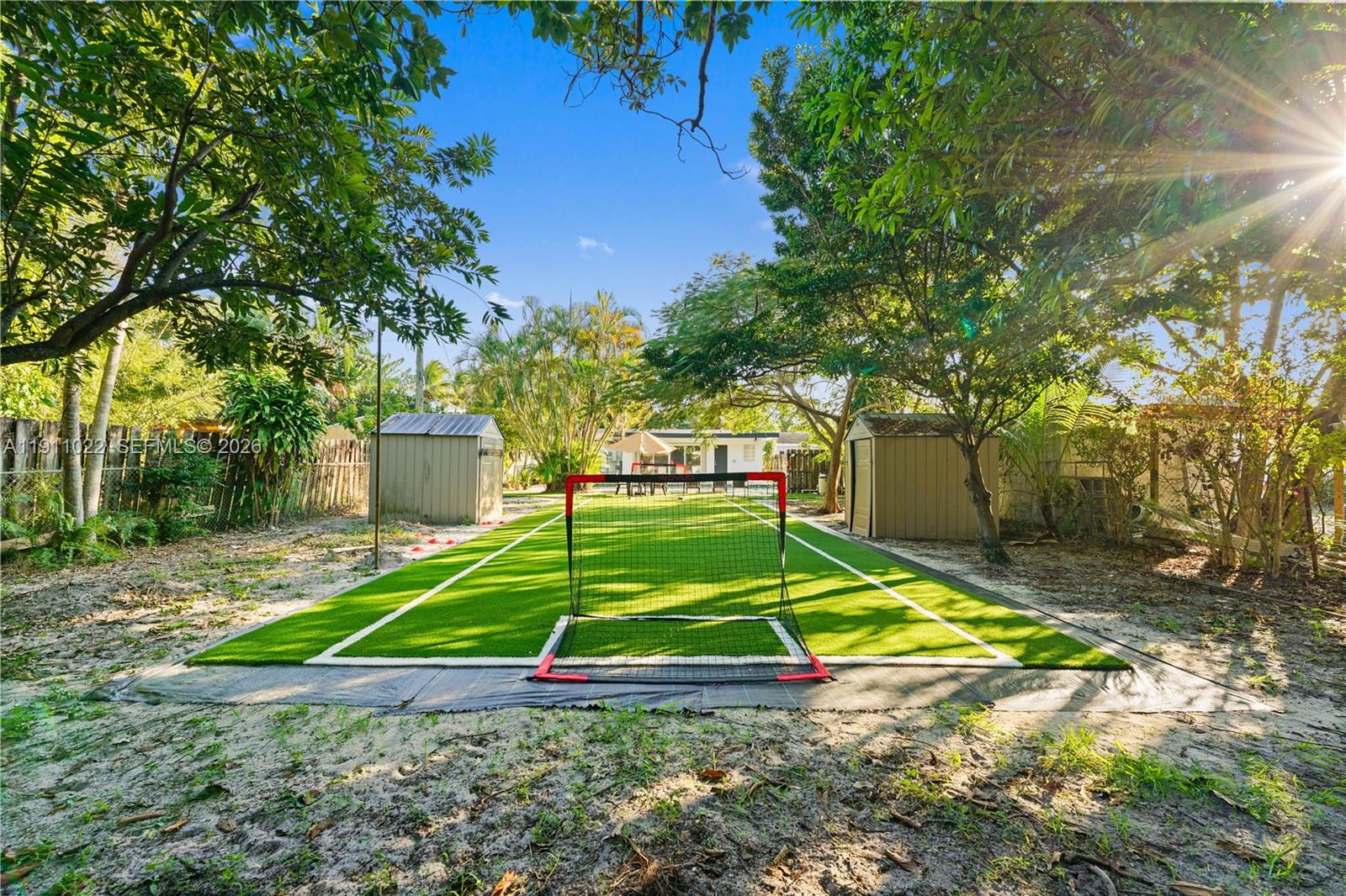 HOLLYWOOD LITTLE RANCHES - Residential