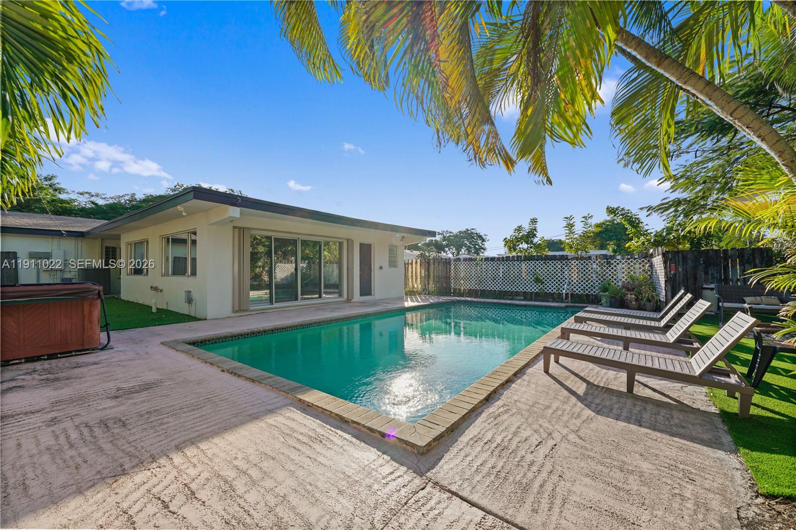 HOLLYWOOD LITTLE RANCHES - Residential