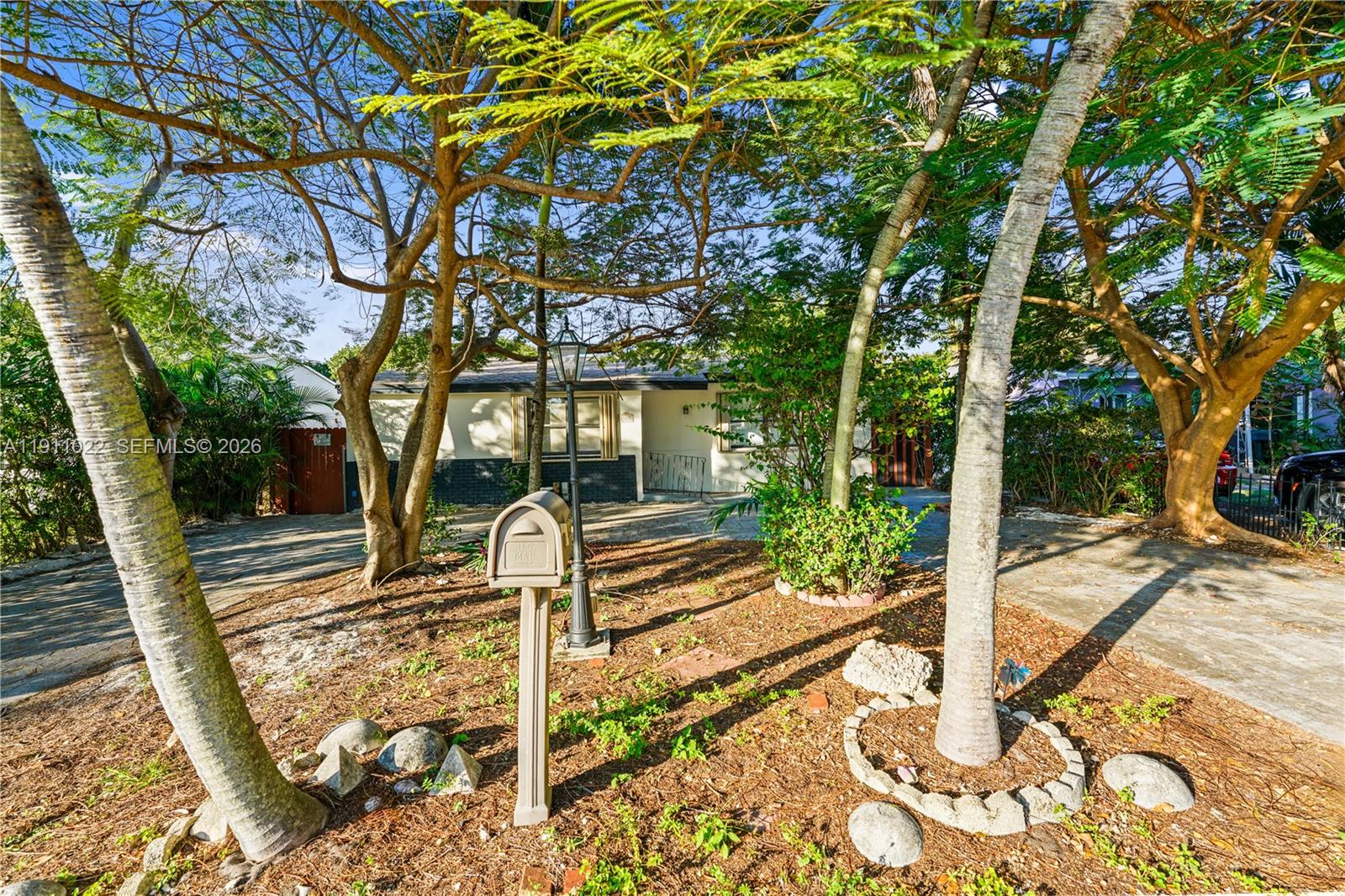 HOLLYWOOD LITTLE RANCHES - Residential