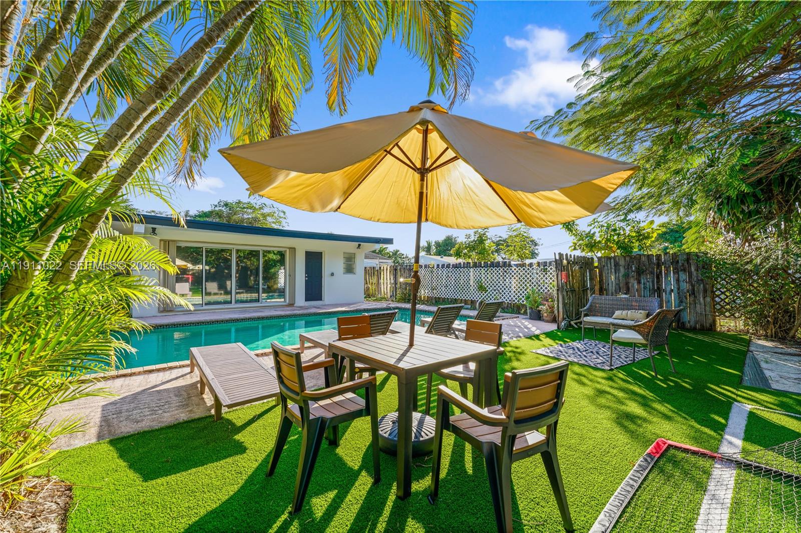 HOLLYWOOD LITTLE RANCHES - Residential