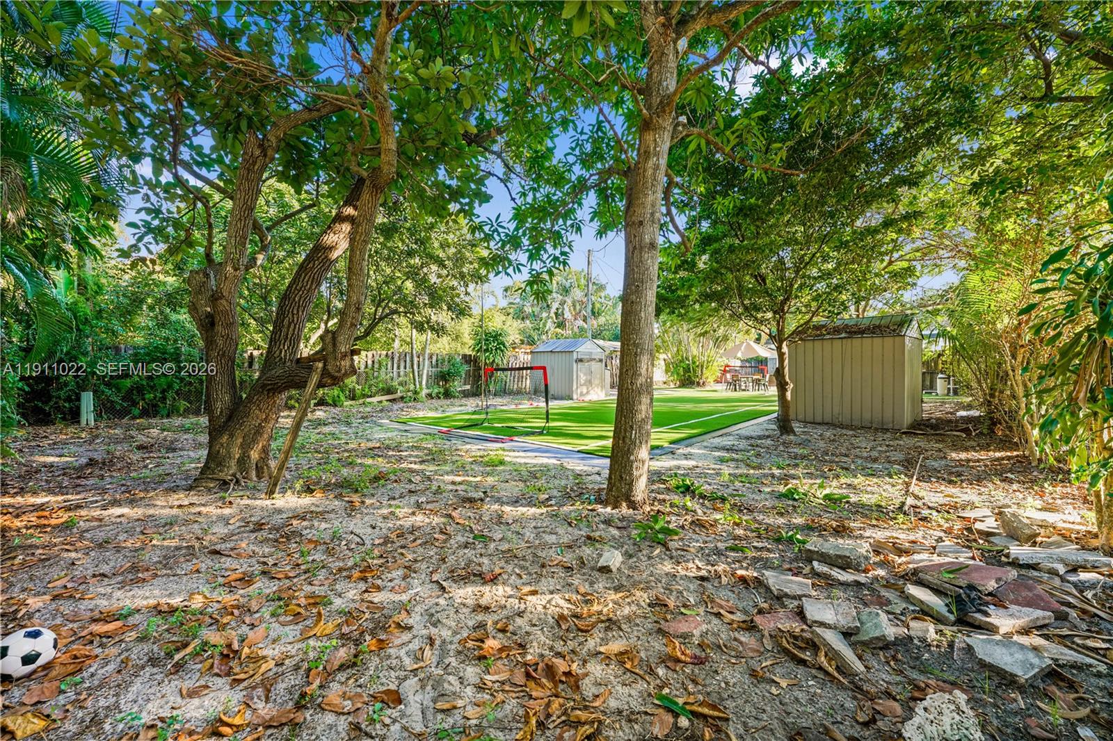 HOLLYWOOD LITTLE RANCHES - Residential