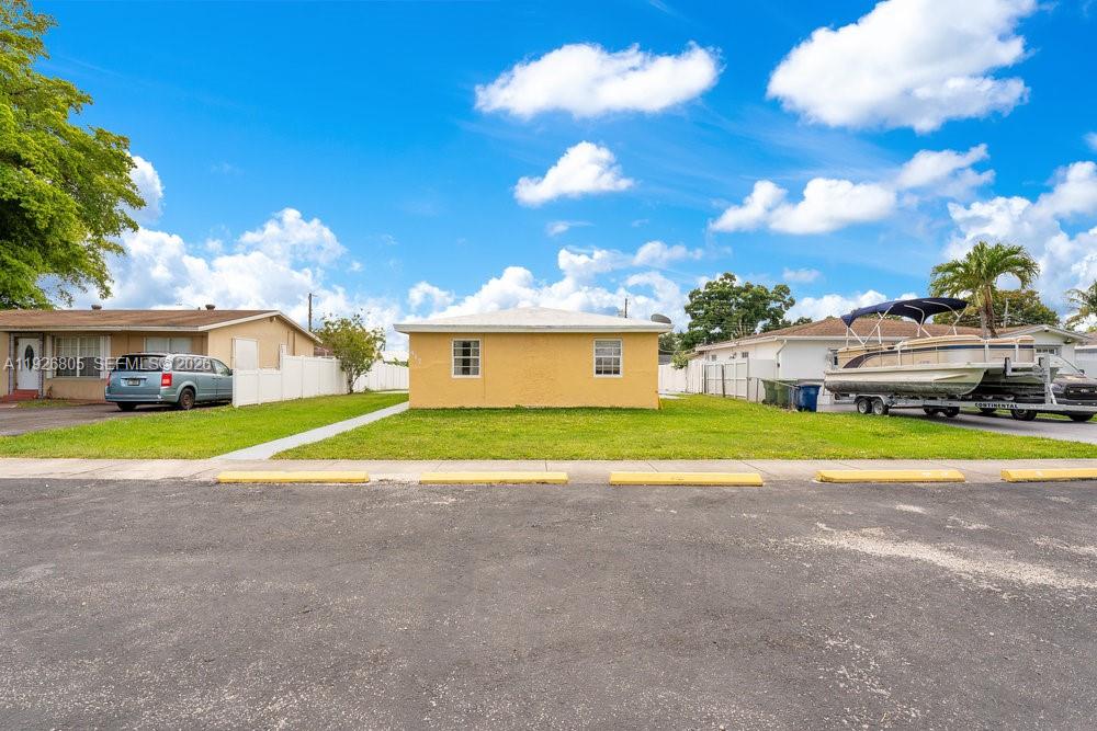 HALLANDALE GARDEN PARK - Residential Income