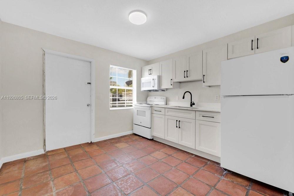 HALLANDALE GARDEN PARK - Residential Income