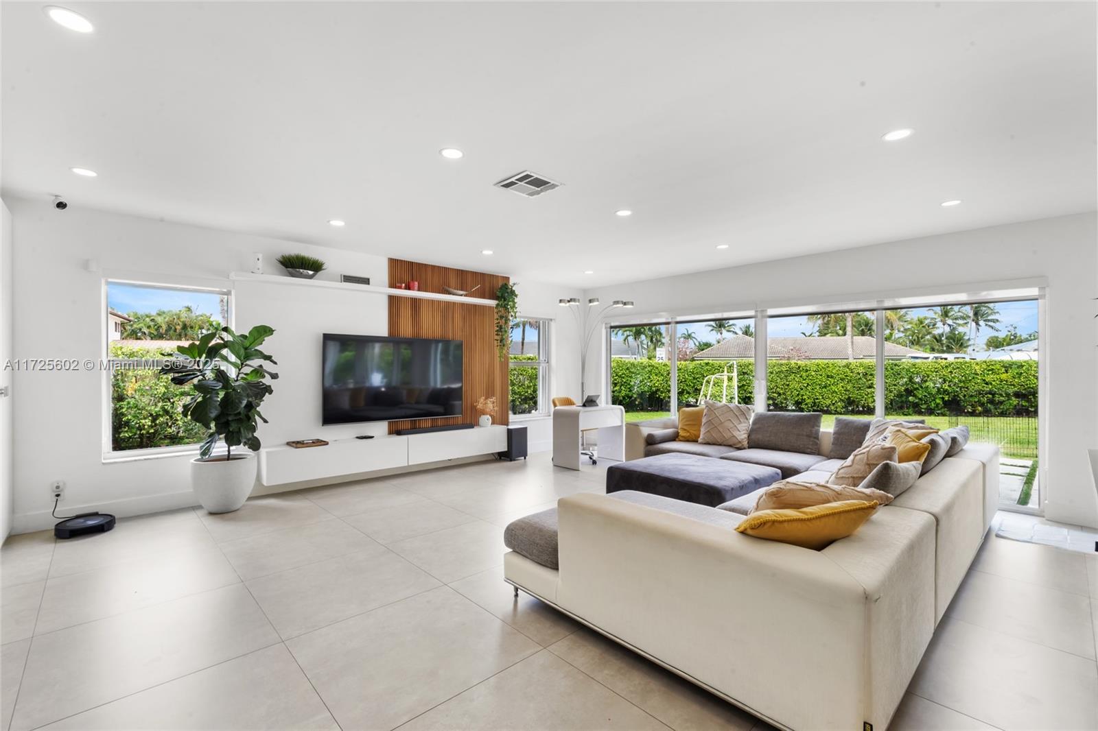 LAKE FLORESTA PARK - Residential