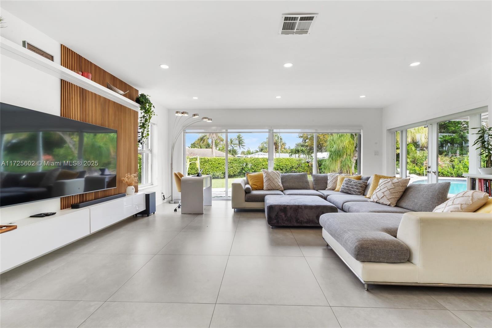 LAKE FLORESTA PARK - Residential