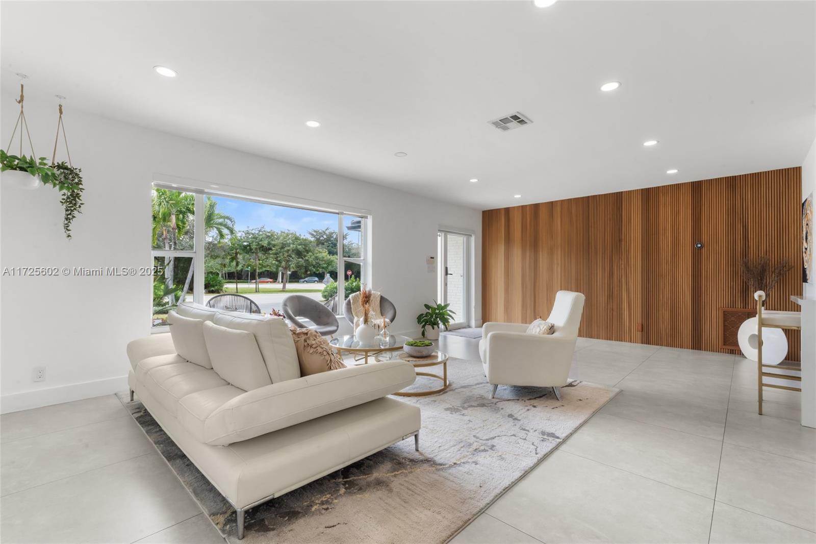 LAKE FLORESTA PARK - Residential