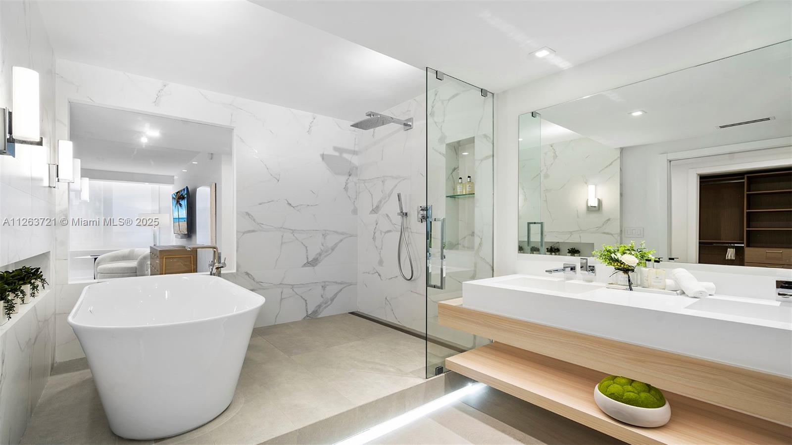2301 Collins Ave 641