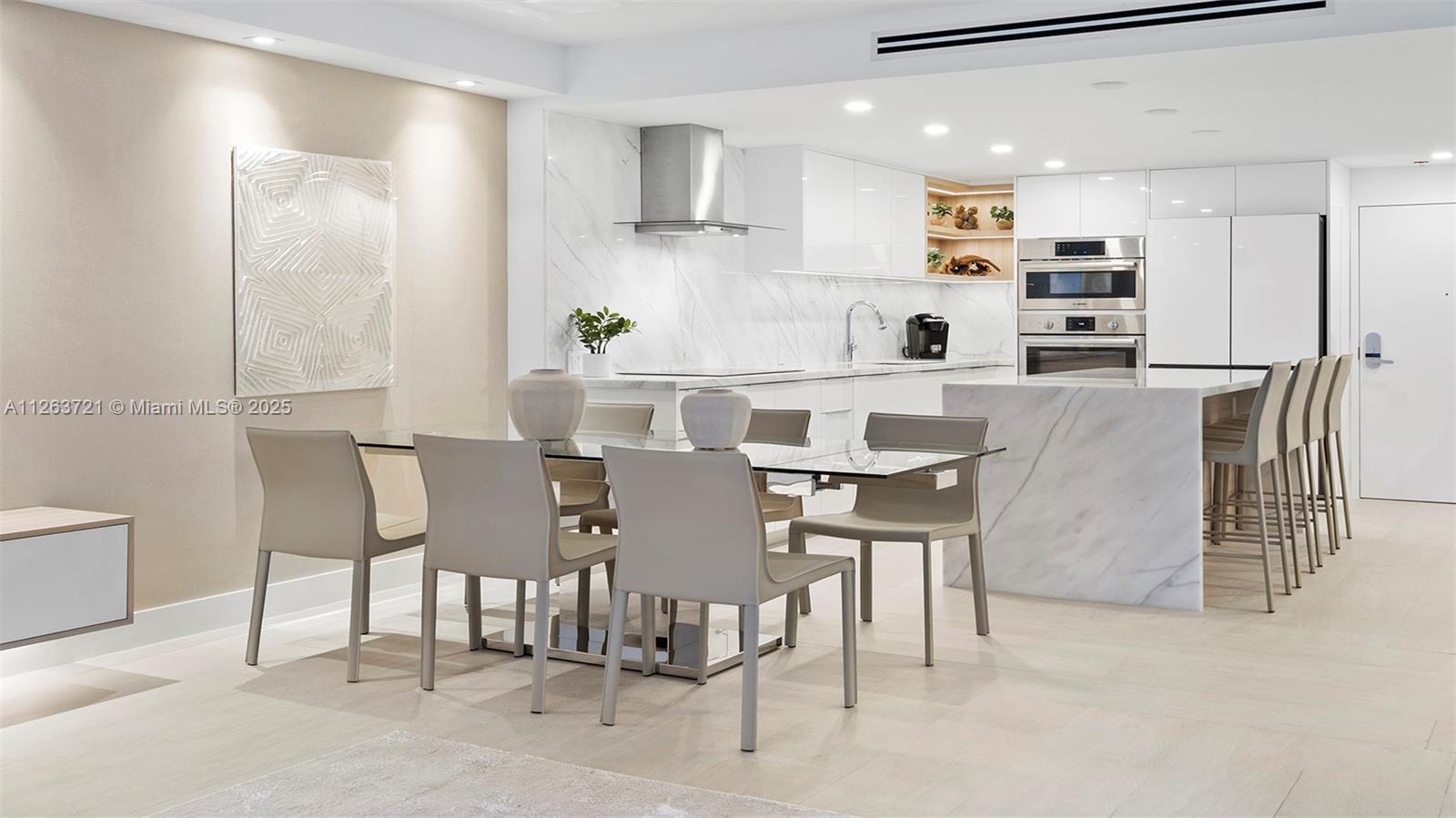 2301 Collins Ave 641