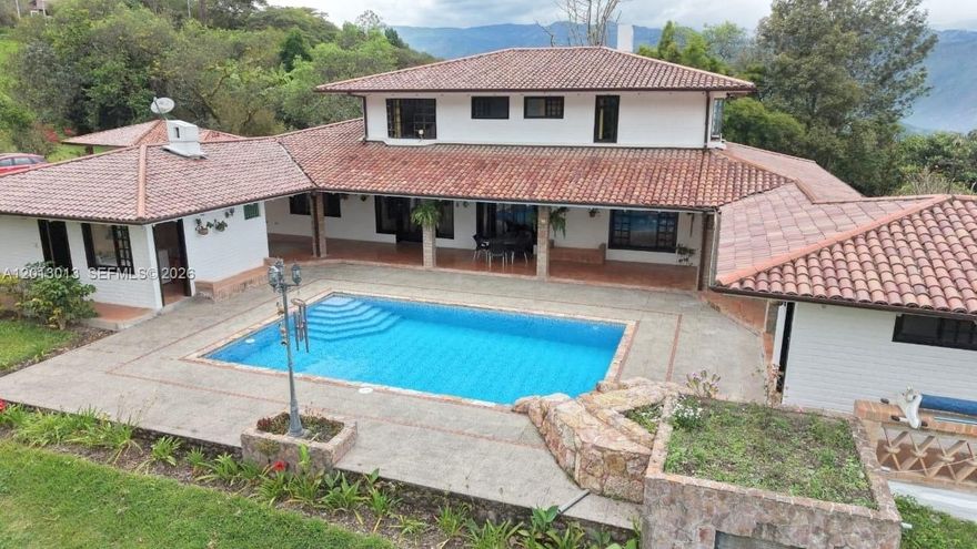 Experience maximum elegance and comfort in this impressive estate, located in a privileged, more exclusive setting with the best views of the Yunguilla Valley, Gualdéleg sector, with a warm climate, 2 km from La Unión and just 50 minutes from Cuenca, this property offers a unique and sophisticated lifestyle, enjoy lush gardens, a variety of fruit and ornamental trees, as well as an extensive organic vegetable garden, two beautiful heated pools, a spacious and luxurious main house with 7 bedrooms, the master with jacuzzi, 5 full bathrooms, gourmet kitchen, main and daily dining rooms, large social areas, living room, gym, large outdoor area for family and friends gatherings, BBQ; independent guard house, terraces with spectacular views, 3 reservoirs, technical irrigation, private power generator, alarm system, parking for 40 vehicles, exclusive neighborhood. Ideal for families looking for an exclusive home to live or vacation; as well as for those seeking excellent tourism profitability. Approximate Land Area: 3 Hectares (30,000m2) geologically it is the most stable land in the Yunguilla Valley. Approximate construction area: 600m2