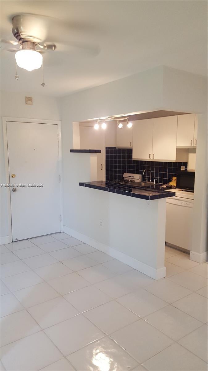 Charming 1/1 unit ideally located in the heart of South Miami!!! Minutes from the University of Miami, South Miami Hospital , Larkin Hospital, Metrorail station, Dadeland mall and many restaurants and shops.
***First month and one month deposit only required!!!***