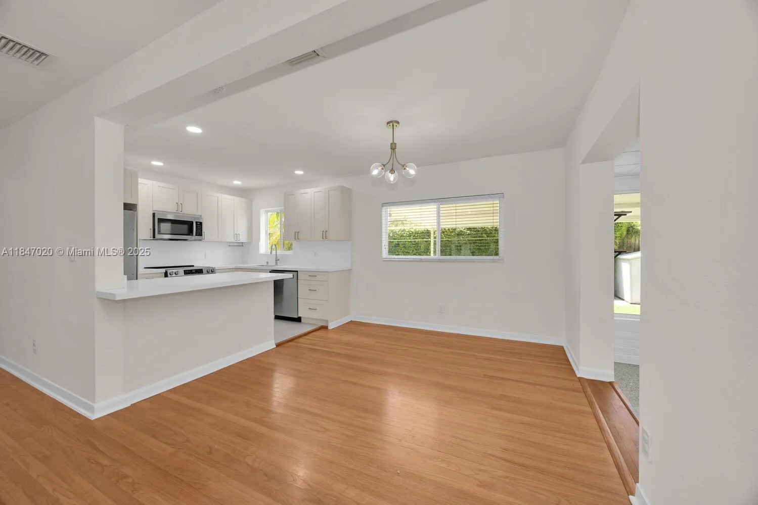 Miami, Florida 33155, United States, 3 Bedrooms Bedrooms, ,2 BathroomsBathrooms,Residential,Pending,180634