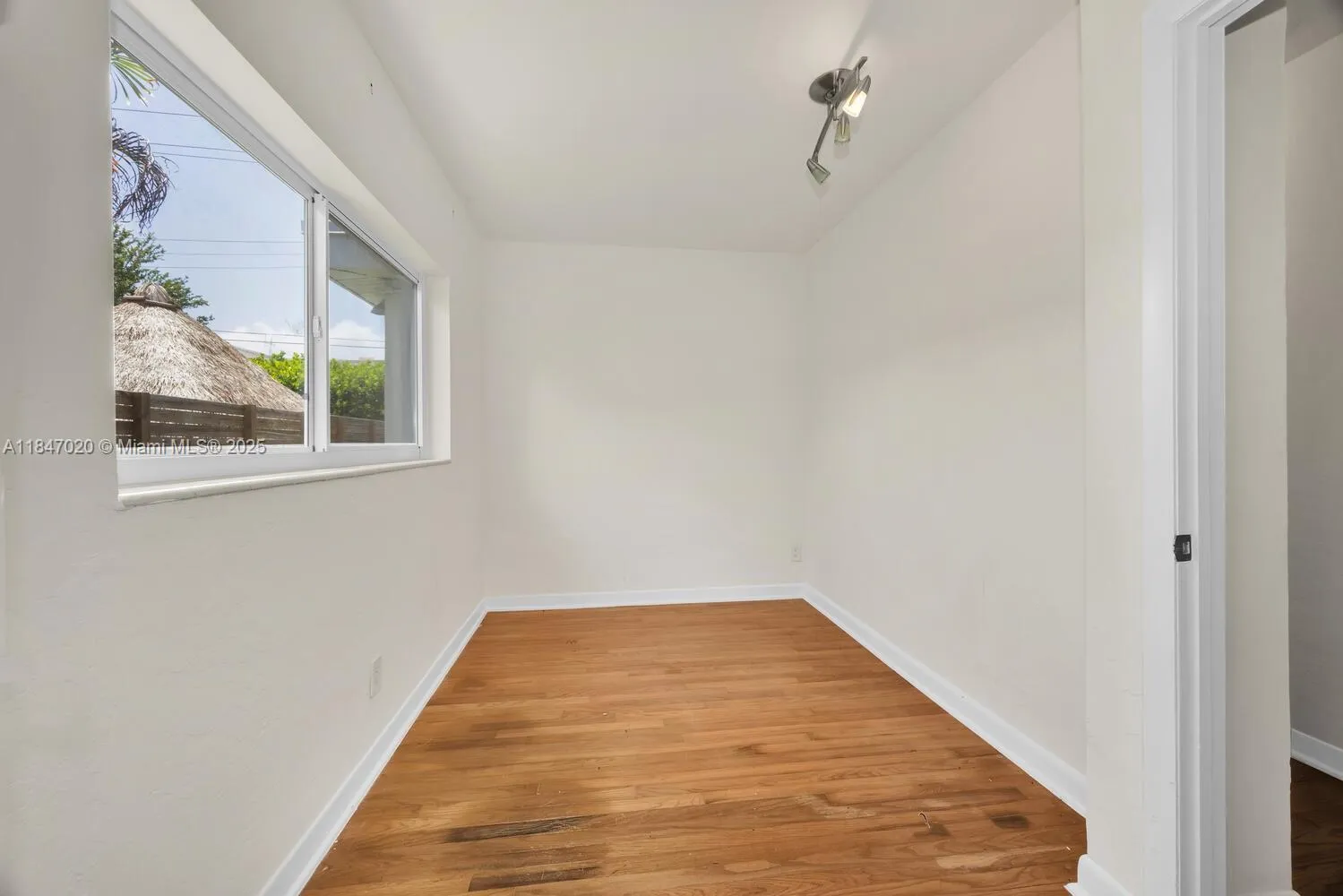 Miami, Florida 33155, United States, 3 Bedrooms Bedrooms, ,2 BathroomsBathrooms,Residential,Pending,180634