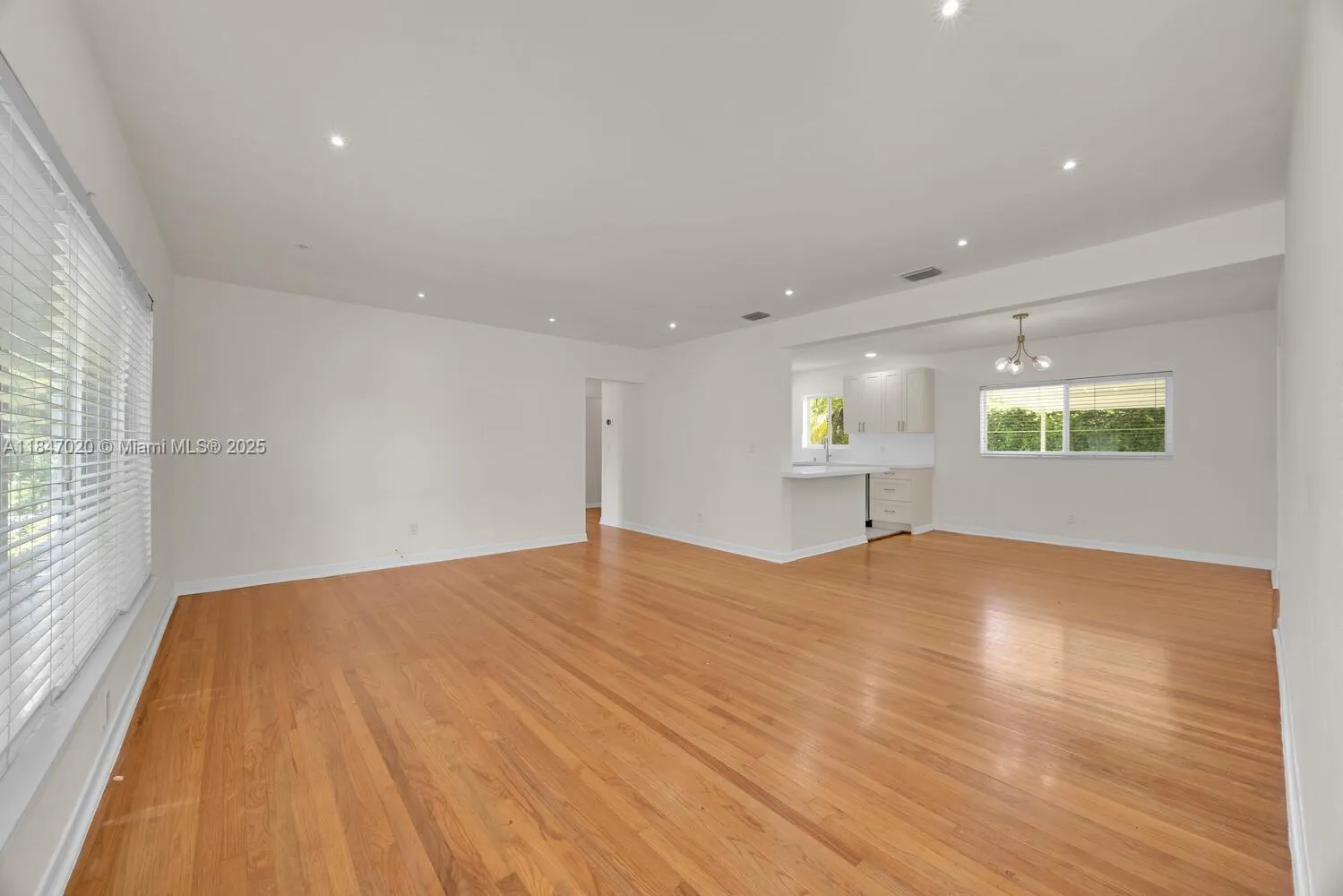 Miami, Florida 33155, United States, 3 Bedrooms Bedrooms, ,2 BathroomsBathrooms,Residential,Pending,180634