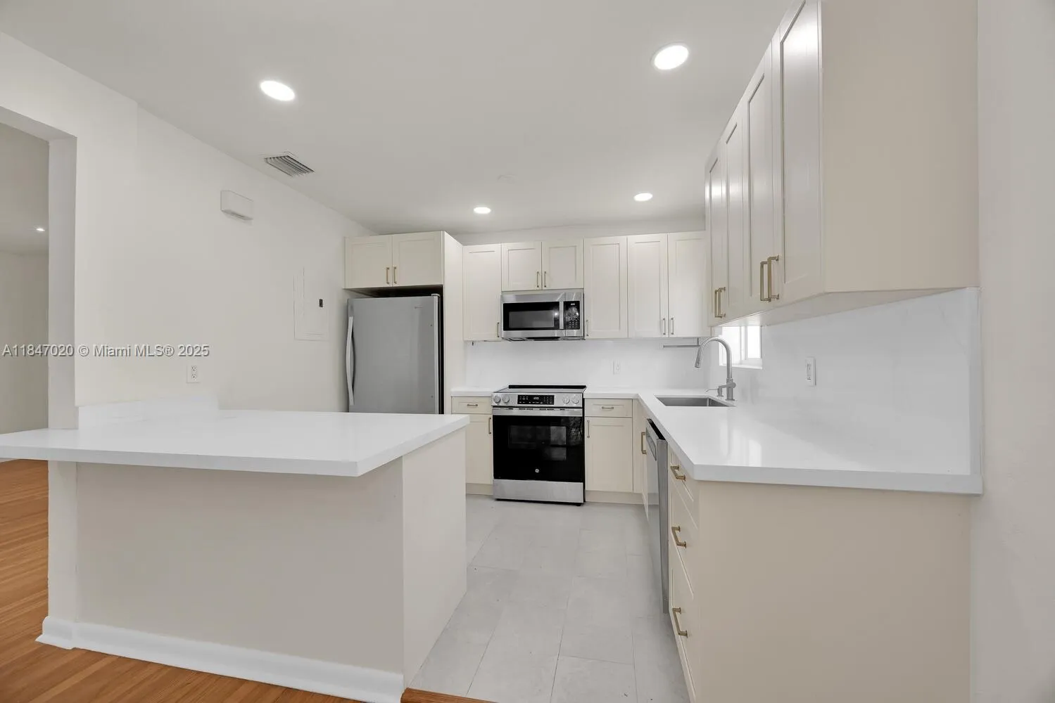 Miami, Florida 33155, United States, 3 Bedrooms Bedrooms, ,2 BathroomsBathrooms,Residential,Pending,180634