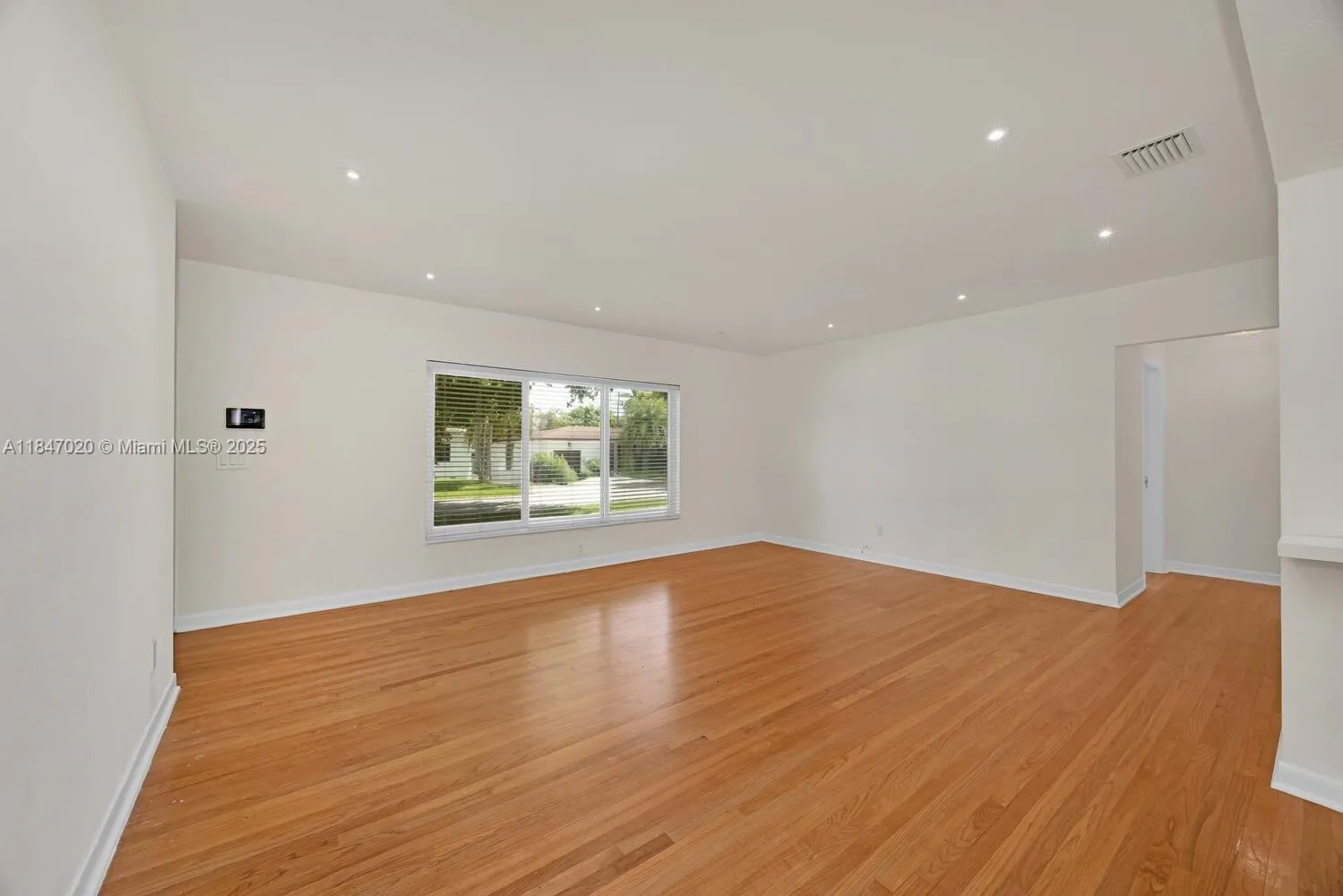 Miami, Florida 33155, United States, 3 Bedrooms Bedrooms, ,2 BathroomsBathrooms,Residential,Pending,180634