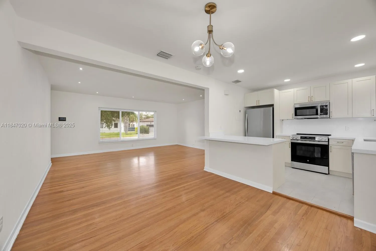 Miami, Florida 33155, United States, 3 Bedrooms Bedrooms, ,2 BathroomsBathrooms,Residential,Pending,180634