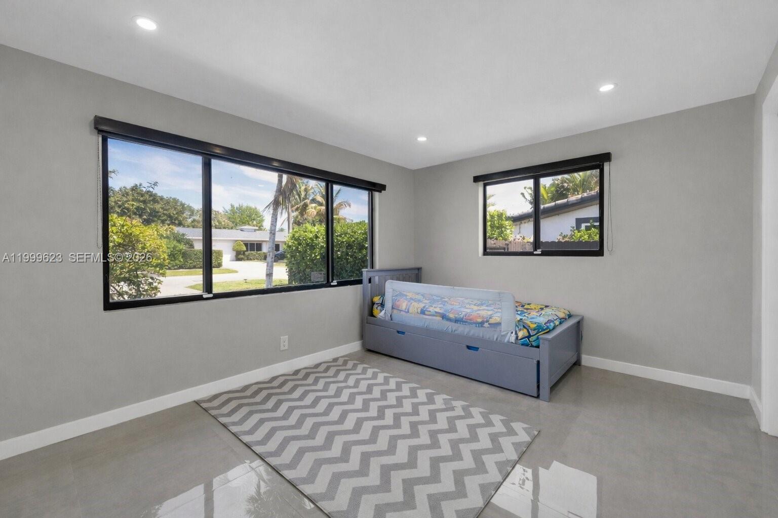 HOLLYWOOD HILLS - Residential