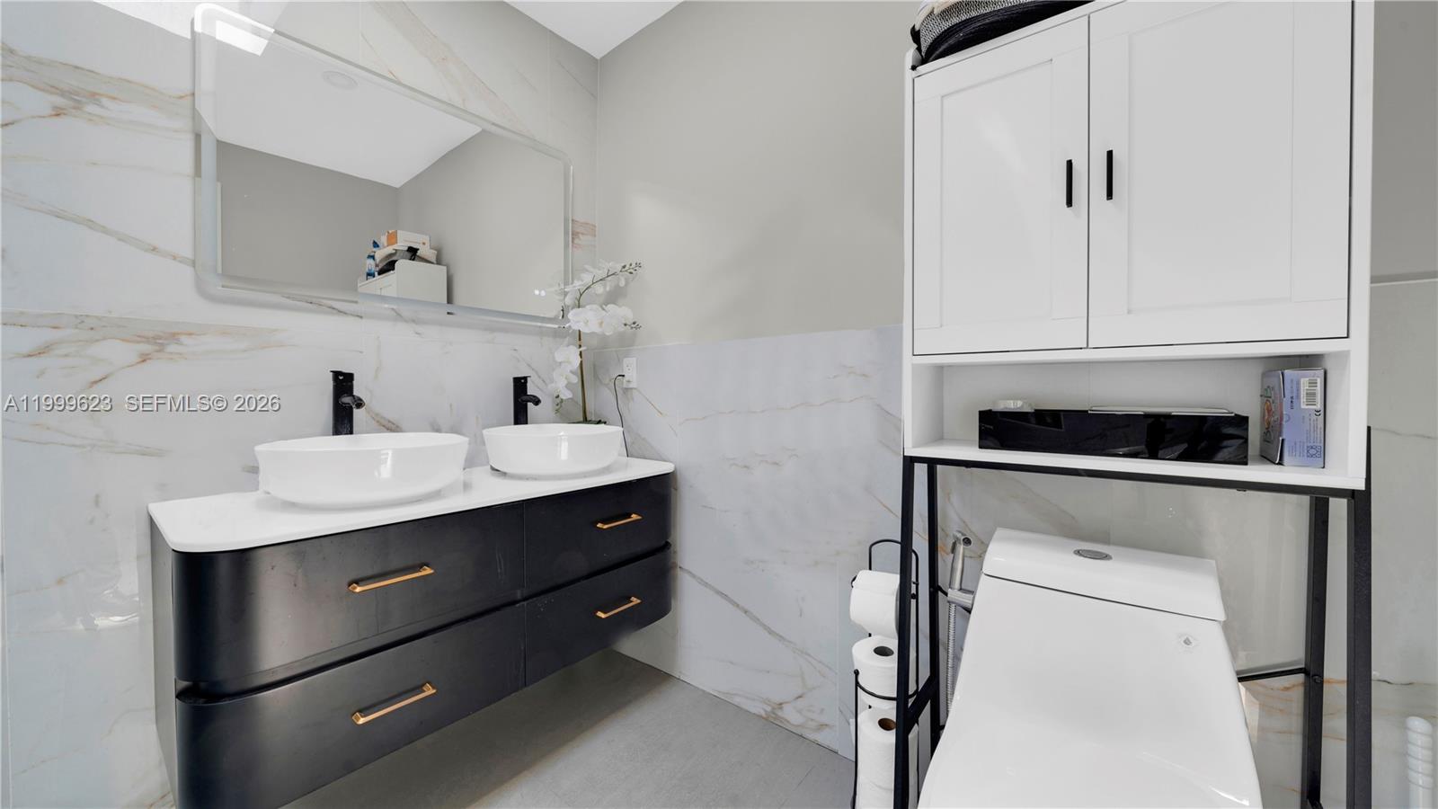 HOLLYWOOD HILLS - Residential