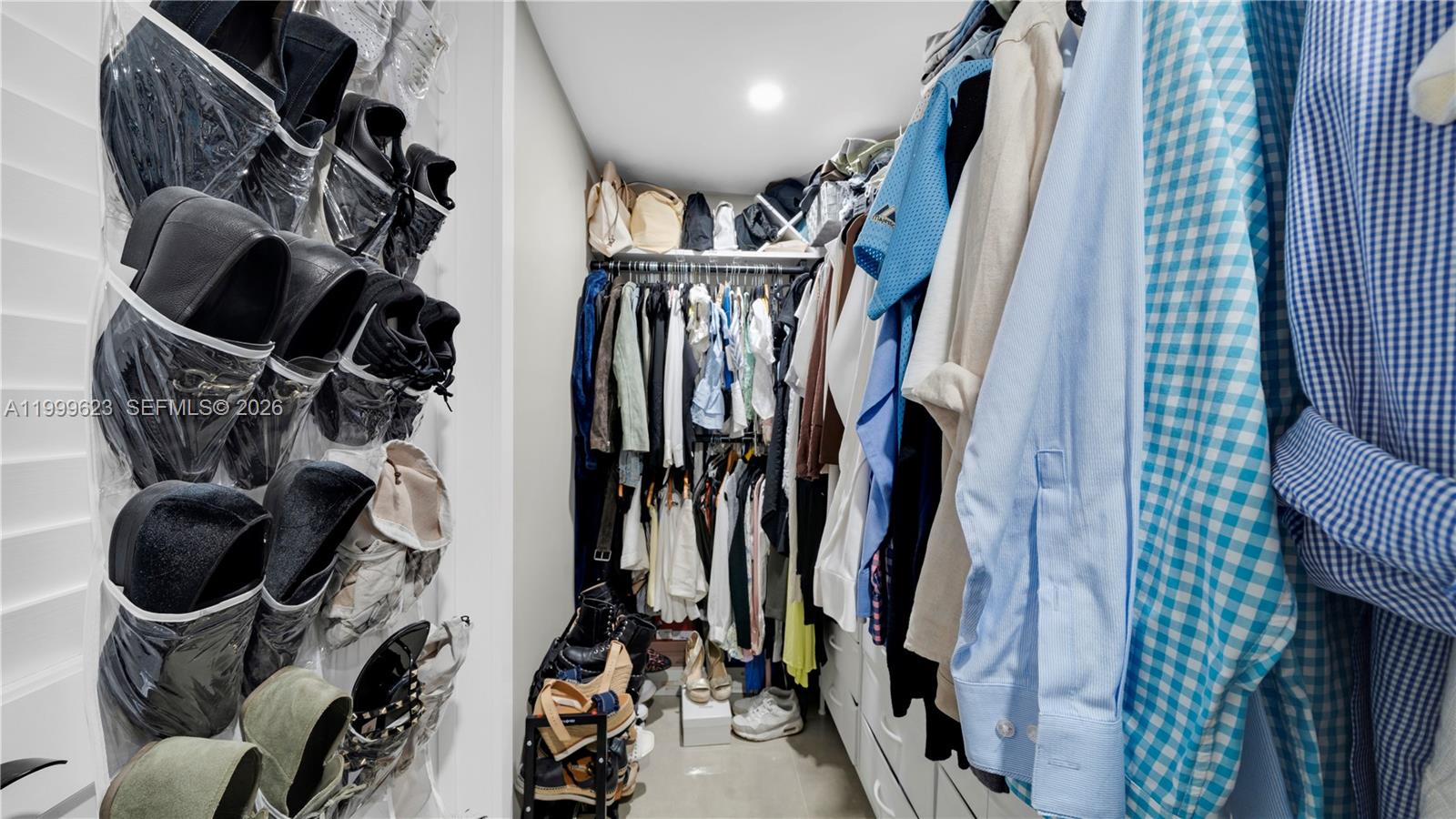 HOLLYWOOD HILLS - Residential