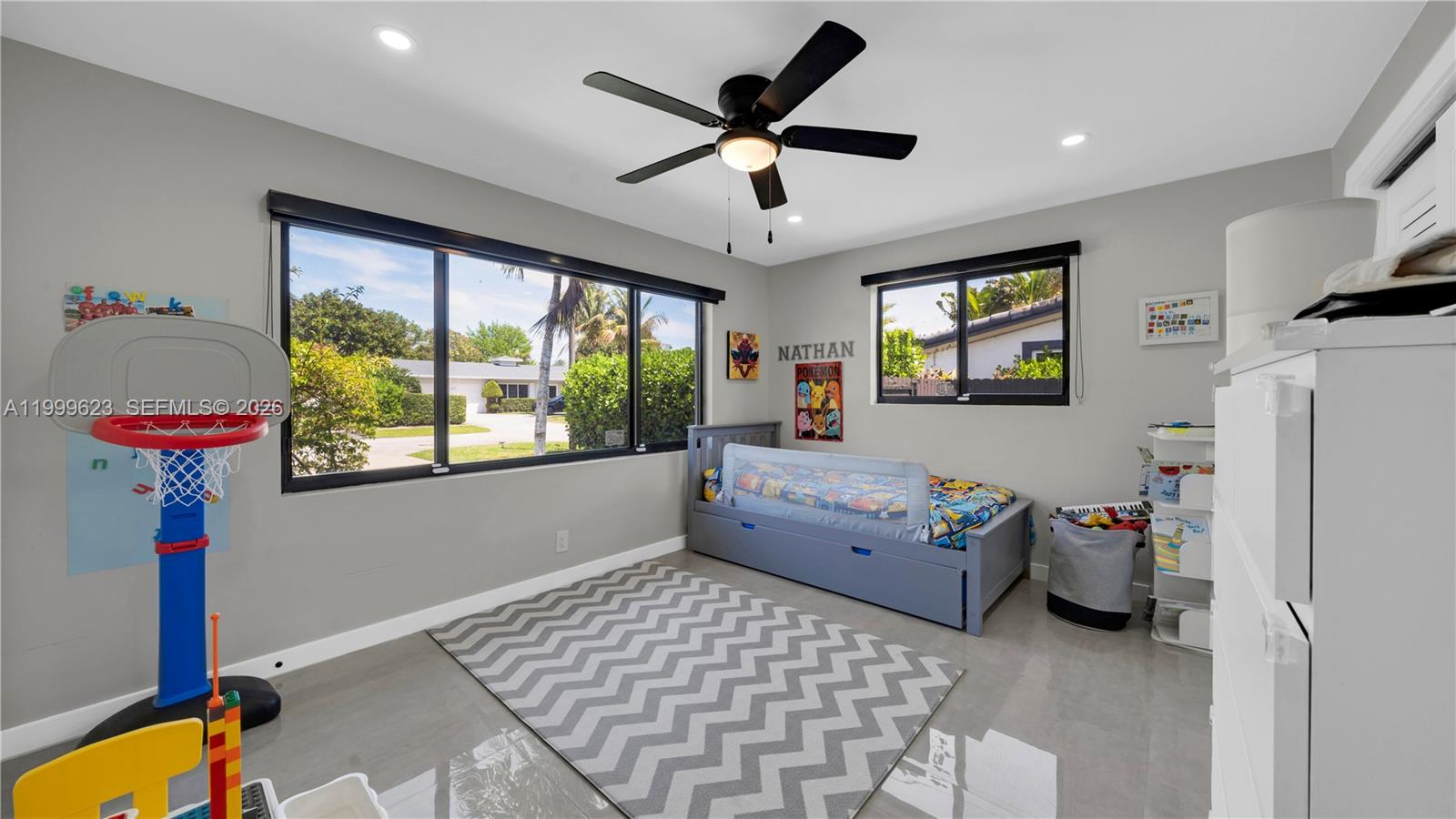 HOLLYWOOD HILLS - Residential