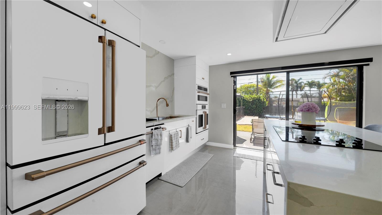 HOLLYWOOD HILLS - Residential