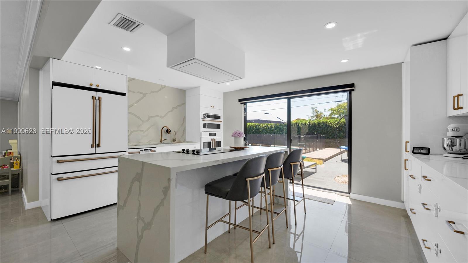 HOLLYWOOD HILLS - Residential