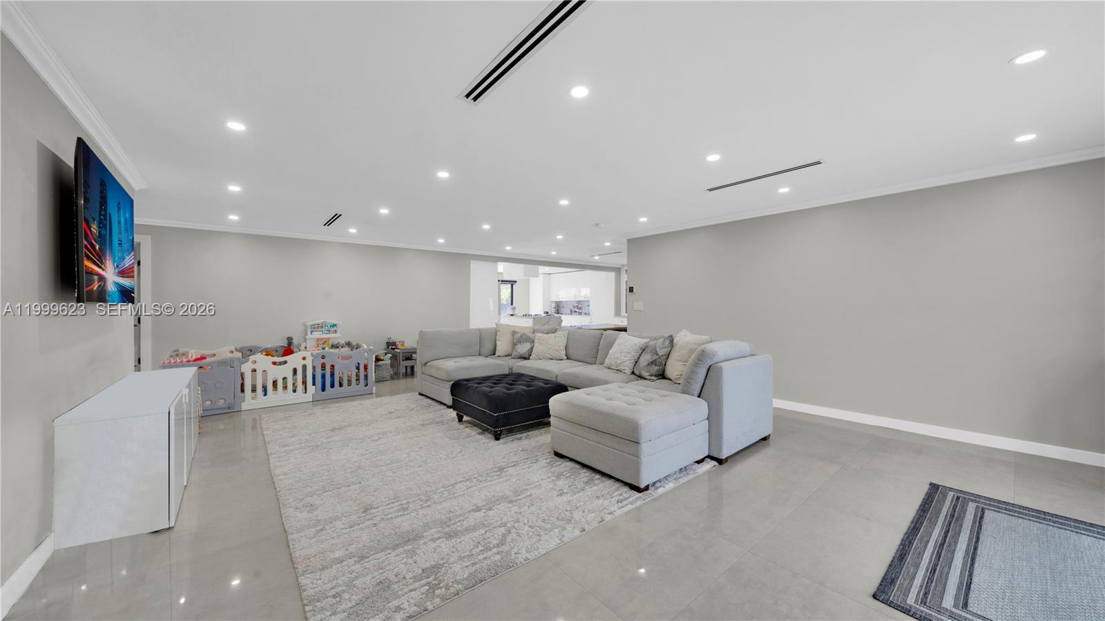 HOLLYWOOD HILLS - Residential