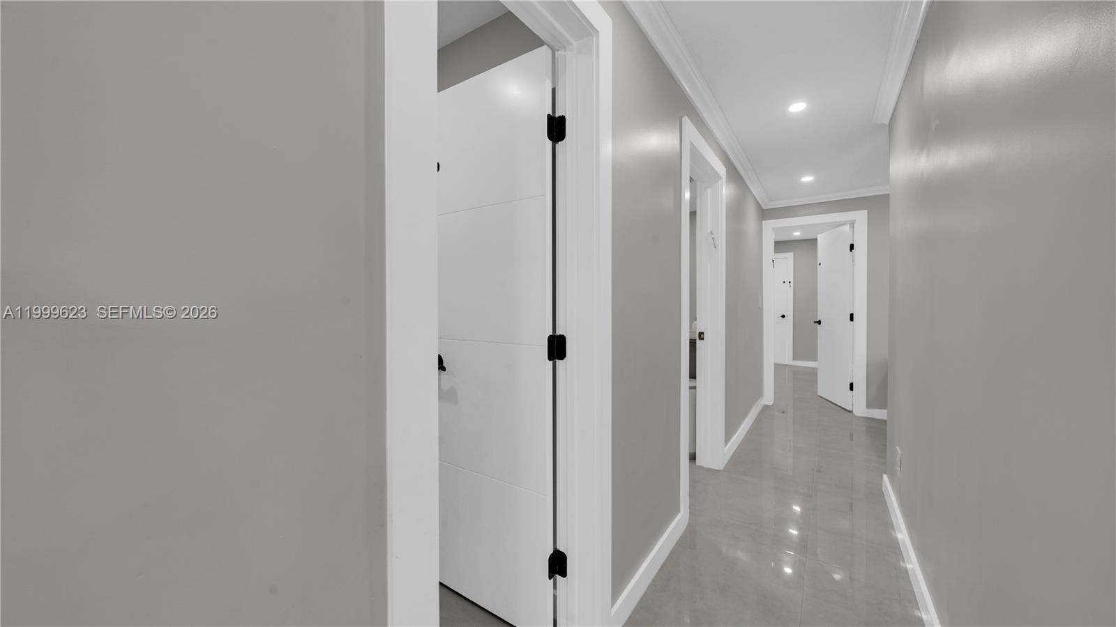 HOLLYWOOD HILLS - Residential