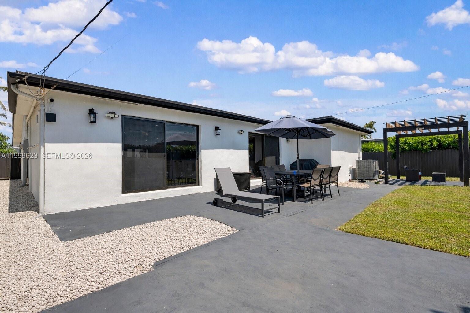 HOLLYWOOD HILLS - Residential