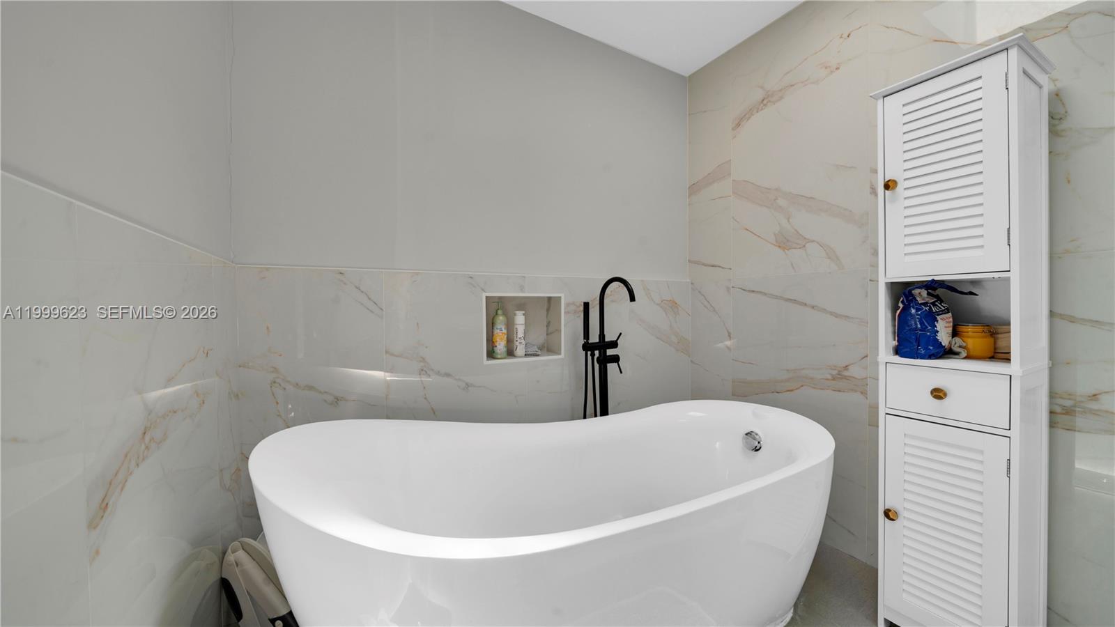 HOLLYWOOD HILLS - Residential