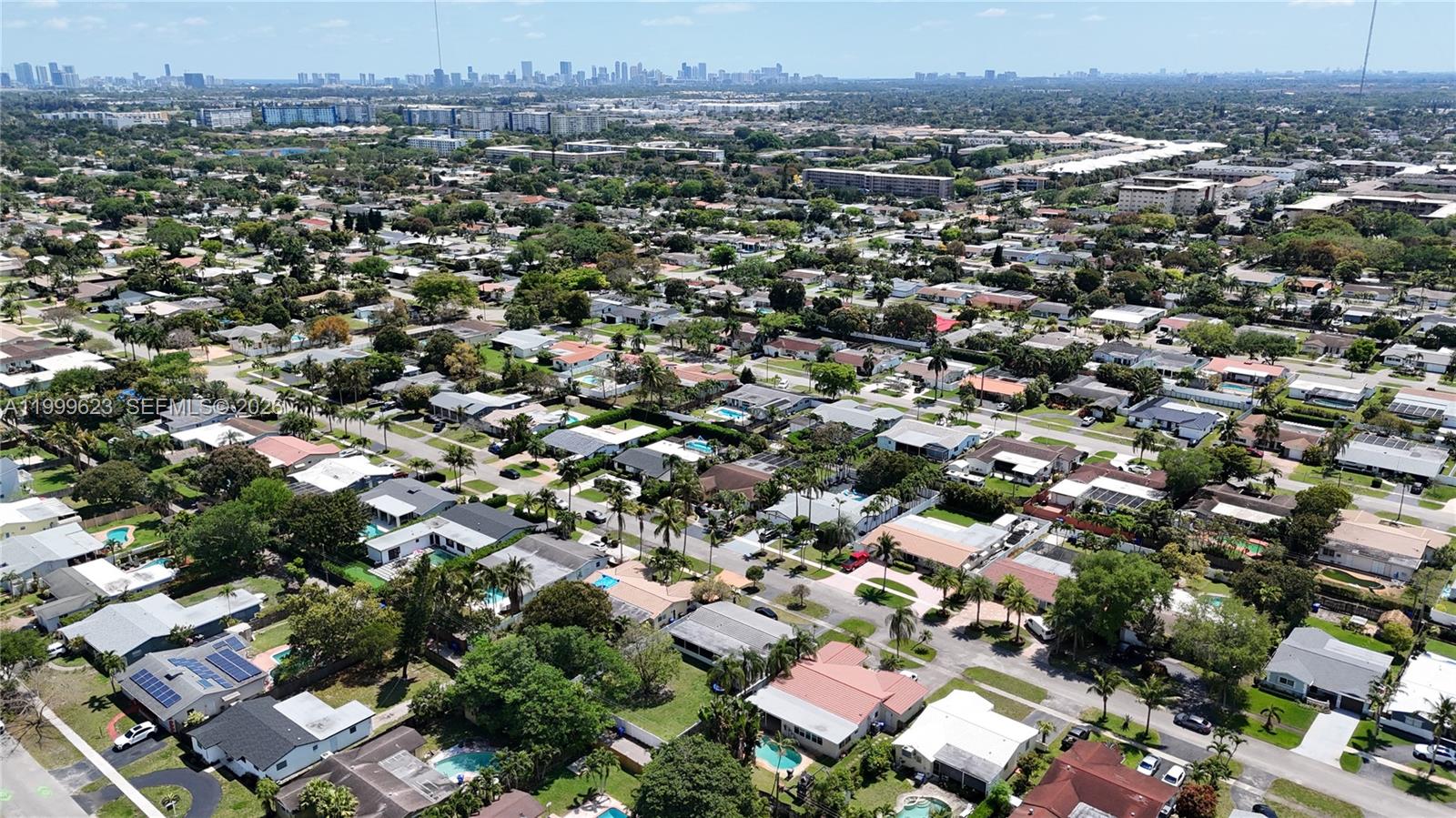 HOLLYWOOD HILLS - Residential