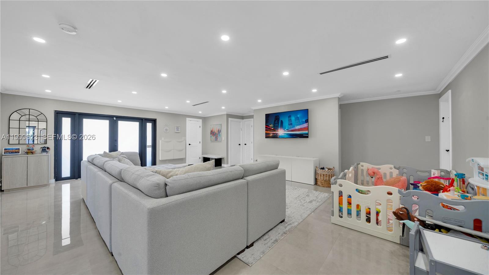 HOLLYWOOD HILLS - Residential