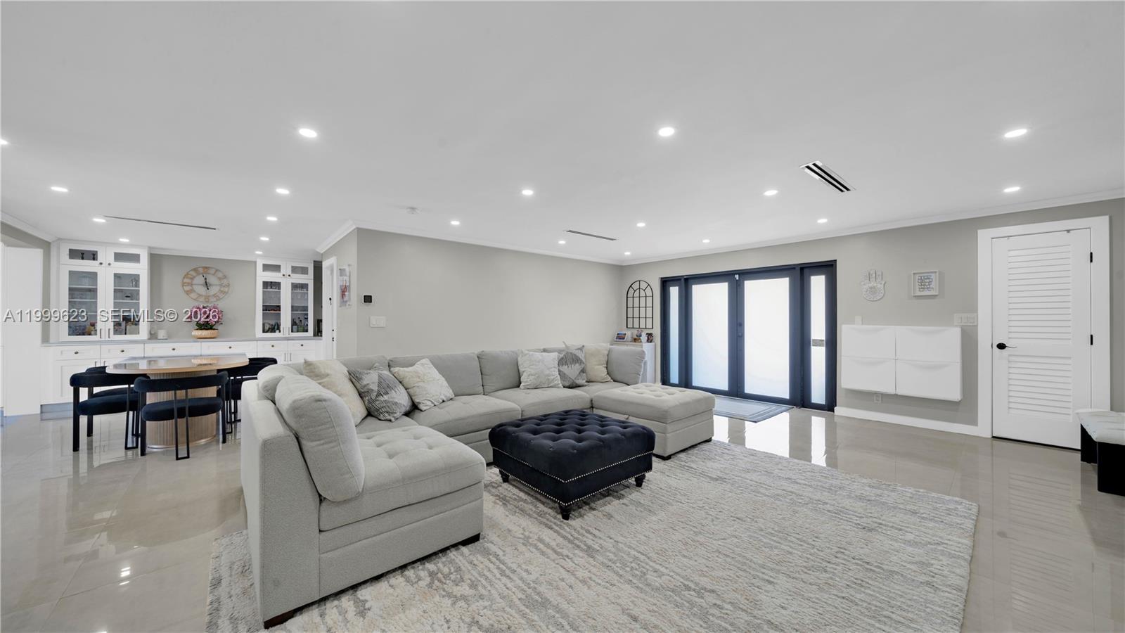 HOLLYWOOD HILLS - Residential