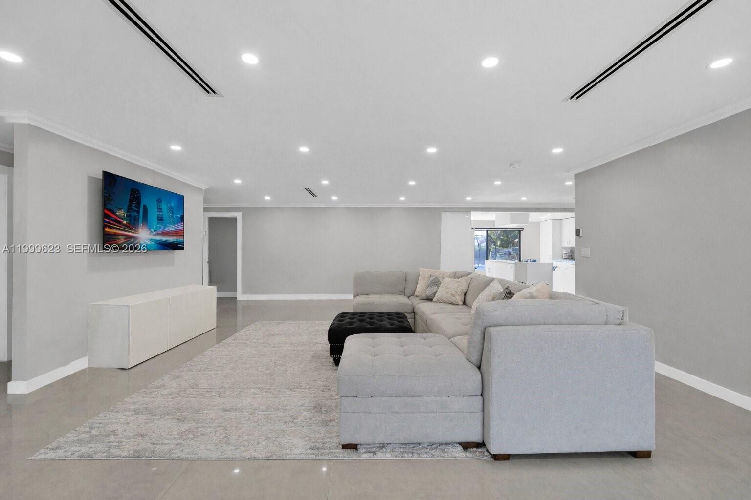 HOLLYWOOD HILLS - Residential