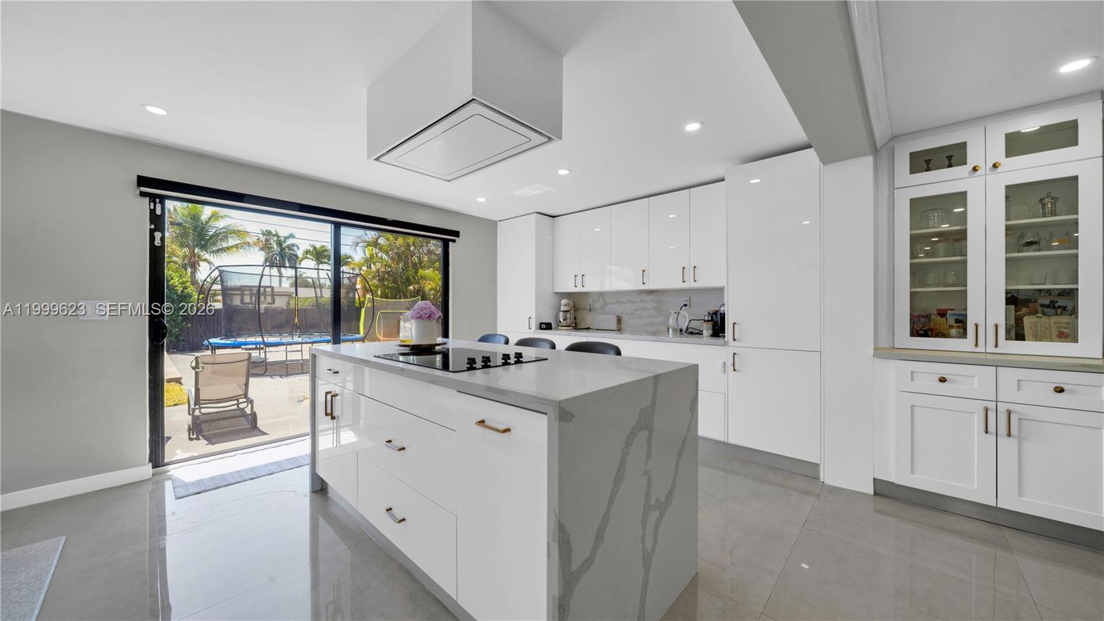 HOLLYWOOD HILLS - Residential