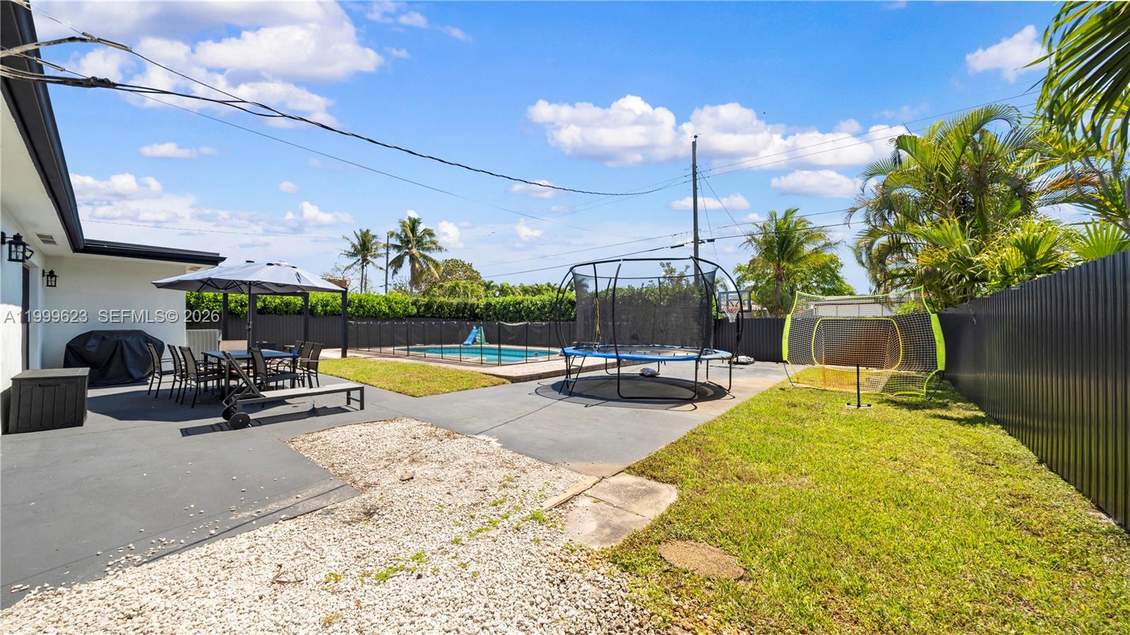 HOLLYWOOD HILLS - Residential