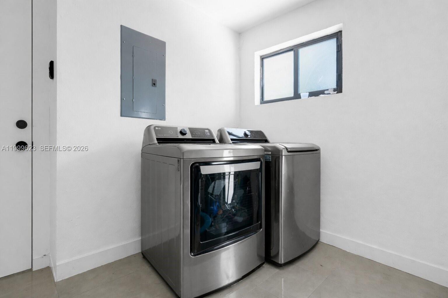 HOLLYWOOD HILLS - Residential