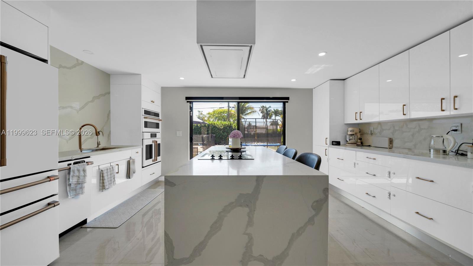 HOLLYWOOD HILLS - Residential