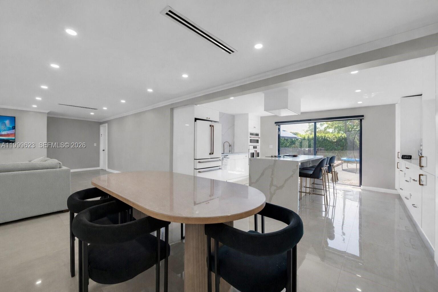 HOLLYWOOD HILLS - Residential